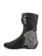 Stivali Alpinestars SMX Plus V2, stivali moto racing, nero e grigio scuro, profilo laterale che mostra la tomaia in microfibra con pannelli a soffietto e sistema di protezione della caviglia Multi-Link Control grigio