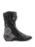 Stivali Alpinestars SMX Plus V2, stivali da moto racing, nero e grigio scuro, profilo laterale con avanzata placca parastinchi in TPU e protezione tallone, sistema Multi-Link Control, zone flessibili a soffietto, chiusura laterale con zip e costruzione aerodinamica in microfibra per guida ad alte prestazioni