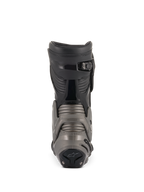 Stivali Alpinestars SMX Plus V2, nero e grigio scuro, vista posteriore che mostra il sistema Multi-Link Control, i pannelli a soffietto sul tendine d'Achille e la chiusura superiore a cricchetto micro-regolabile per una protezione moto avanzata.
