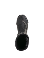 Stivali Alpinestars SMX Plus V2, nero e grigio scuro, vista dall'alto di un singolo stivale da moto, con protezione cambio testurizzata, zone di flessione a soffietto e design con apertura superiore, calzatura tecnica per guida su strada