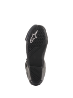 Stivali Alpinestars SMX Plus V2, stivali da moto racing/sportivi, nero e grigio scuro, vista inferiore della suola in gomma testurizzata con logo Astar bianco e zone di grip specifiche per l'aderenza sulle pedane.
