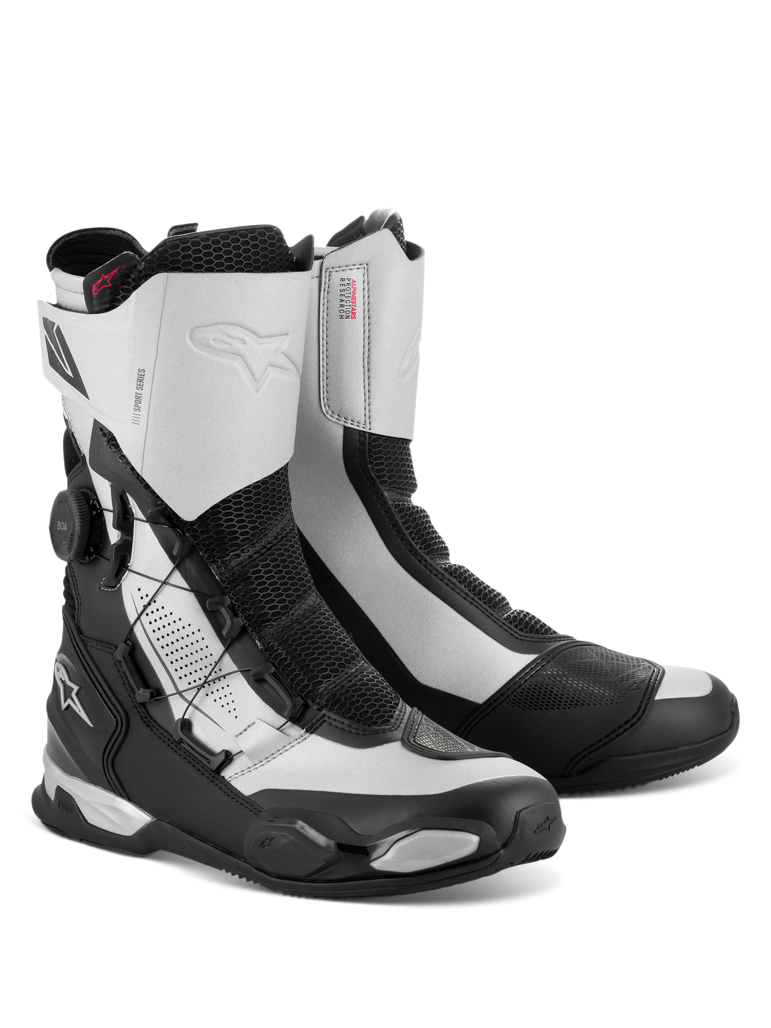 Stivali Alpinestars SP-X BOA, stivali da moto sport touring di media altezza, nero e argento, con sistema di chiusura laterale BOA Fit System, pannelli in mesh Rideknit e protezioni in TPU su punta e tallone, design sportivo con loghi Alpinestars