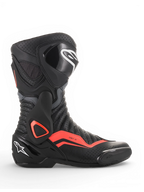 Alpinestars SMX-6 V2 Vented, stivale da moto racing nero e grigio con inserti rossi fluorescenti, ventilazione perforata e protezioni per caviglia e tibia
