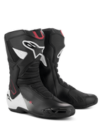 Stivali Alpinestars SMX-6 V3, stivali da moto performanti, grafica nero bianco rosso, con tomaia in microfibra avanzata, sistema di protezione della caviglia in TPU, zone di flessione in mesh e branding Alpinestars evidente su polpaccio e tallone.