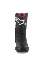 Stivali Alpinestars SMX-6 V3, stivali da moto performanti, grafica nero bianco rosso, vista frontale con grande logo Astar bianco sullo stinco, accenti rossi sulla parte superiore e zone di flessione a rete per guida in pista e su strada