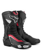Stivali Alpinestars SMX-6 V3, stivali da moto performanti, nero argento e rosso, caratterizzati da una tomaia in microfibra con protezione in TPU, dettagli rossi e logo Alpinestars sul lato.