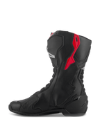 Stivali Alpinestars SMX-6 V3, stivali da moto performanti, nero con accenti rossi e argento, vista laterale che mostra la costruzione in microfibra e i pannelli protettivi in TPU, design di derivazione racing per prestazioni in pista e su strada