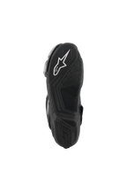 Stivali Alpinestars SMX-6 V3, nero, vista della suola con battistrada in gomma testurizzata per il grip, logo Alpinestars bianco sul tallone, marchio goffrato, progettati per la guida sportiva su pista e su strada