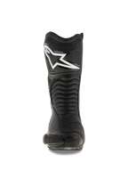 Stivali Alpinestars SMX S, stivali da moto neri, vista frontale che mostra il grande logo Alpinestars bianco sulla placca parastinchi, pannelli flessibili a fisarmonica e robusta costruzione in microfibra con protezioni in PU