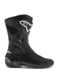 Alpinestars SMX S, stivali da moto racing, neri con loghi bianchi, vista laterale con struttura in microfibra durevole, protezioni rinforzate per stinco e tallone, zone flessibili a fisarmonica e design aerodinamico per la guida sportiva