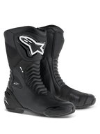 Stivali Alpinestars SMX S, stivali da moto sportivi, nero e bianco, design a stivale alto con grandi loghi bianchi, scudi protettivi rinforzati su tibia e tallone e pannelli flessibili a fisarmonica per prestazioni su pista e strada.
