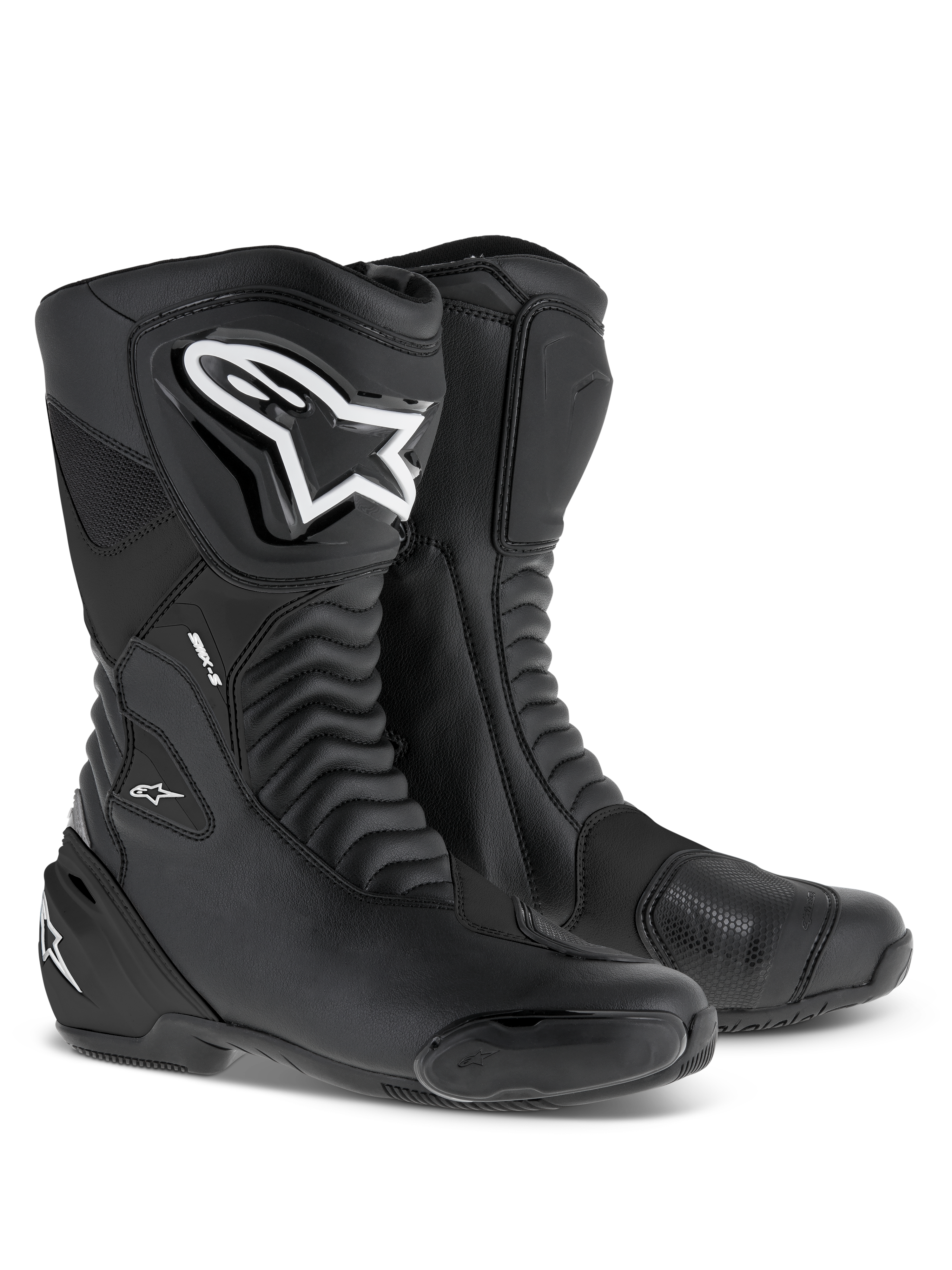 Stivali Alpinestars SMX S, stivali da moto sportivi, nero e bianco, design a stivale alto con grandi loghi bianchi, scudi protettivi rinforzati su tibia e tallone e pannelli flessibili a fisarmonica per prestazioni su pista e strada.
