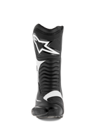 Stivali Alpinestars SMX S, stivali da moto, nero e bianco, vista frontale con un grande logo Alpinestars bianco sullo stinco, pannelli flessibili a fisarmonica e robusta costruzione in microfibra con protezioni in PU
