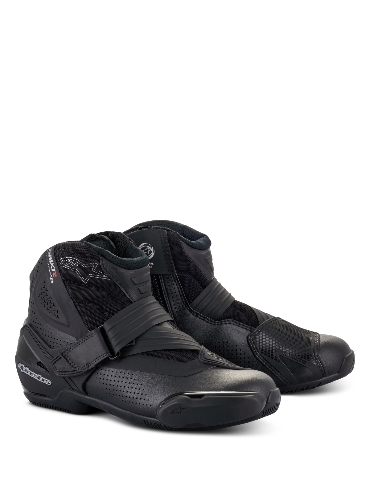 Stivali Alpinestars SMX-1 R V2 Vented, scarpe da moto a taglio basso, design completamente nero, con tomaia in microfibra traforata, contrafforte del tallone e protezione del cambio in TPU, chiusura con cinturino e zip laterale, vista frontale a tre quarti