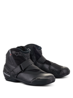 Stivali Alpinestars SMX-1 R V2 Vented, scarpe da moto a taglio basso, design completamente nero, con tomaia in microfibra traforata, contrafforte del tallone e protezione del cambio in TPU, chiusura con cinturino e zip laterale, vista frontale a tre quarti