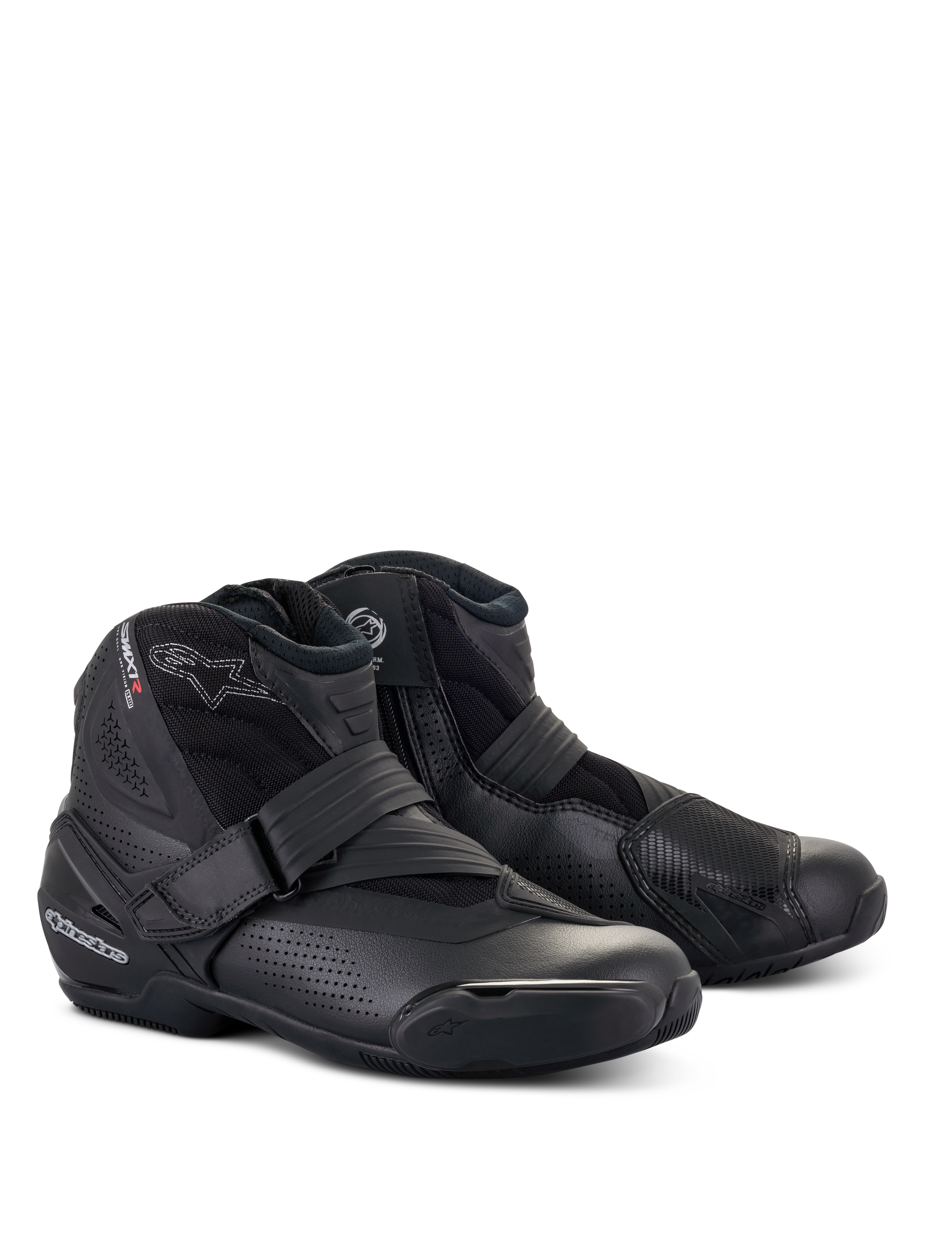 Stivali Alpinestars SMX-1 R V2 Vented, scarpe da moto a taglio basso, design completamente nero, con tomaia in microfibra traforata, contrafforte del tallone e protezione del cambio in TPU, chiusura con cinturino e zip laterale, vista frontale a tre quarti