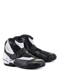 Alpinestars SMX-1 R V2 Vented Boots, stivali bassi da moto, nero e bianco, con tomaia in microfibra traforata per la ventilazione, contrafforte del tallone e protezione del cambio in TPU, cerniera laterale con chiusura a strappo, progettati per la guida sportiva e su strada ad alte prestazioni