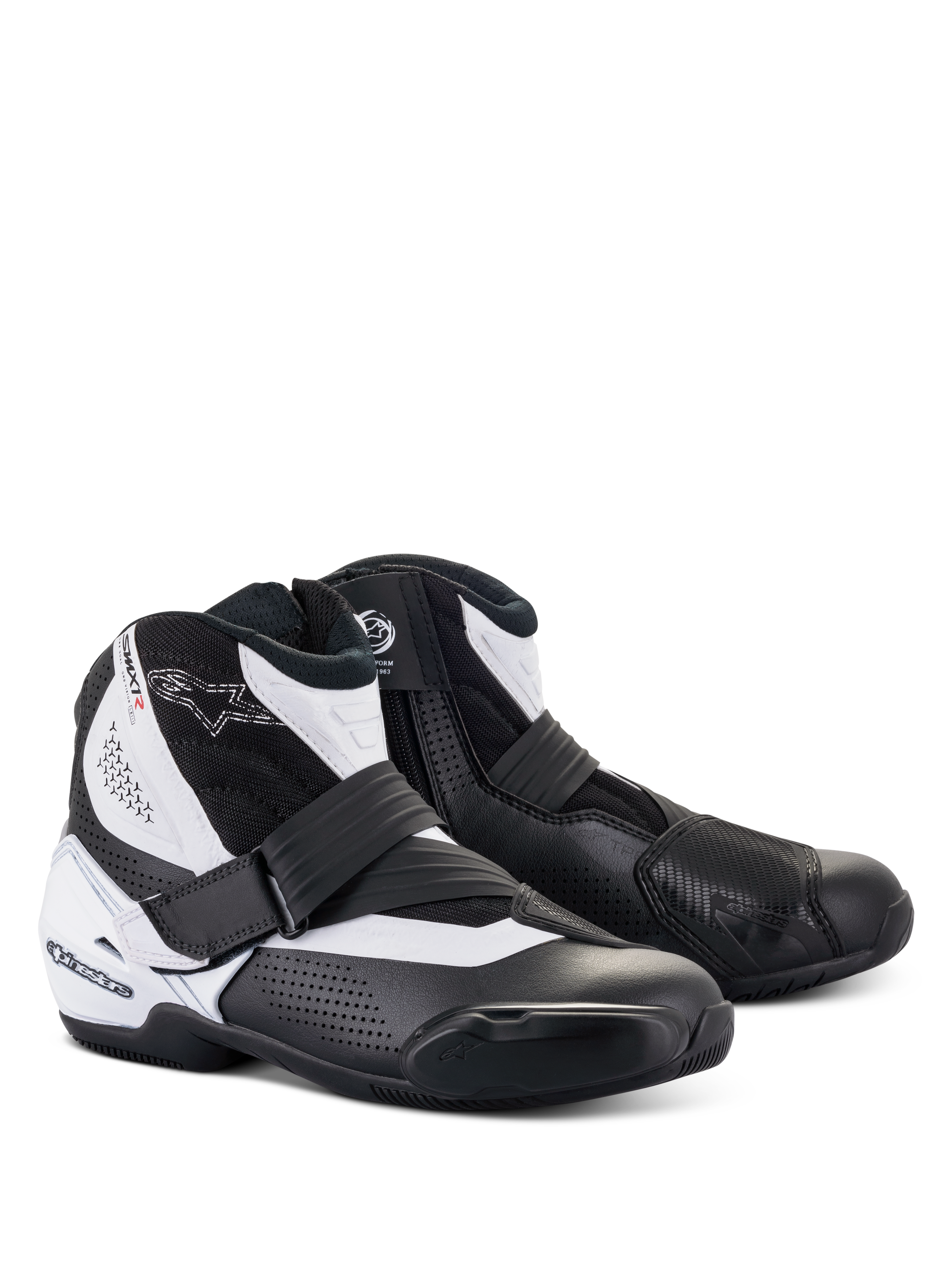 Alpinestars SMX-1 R V2 Vented Boots, stivali bassi da moto, nero e bianco, con tomaia in microfibra traforata per la ventilazione, contrafforte del tallone e protezione del cambio in TPU, cerniera laterale con chiusura a strappo, progettati per la guida sportiva e su strada ad alte prestazioni