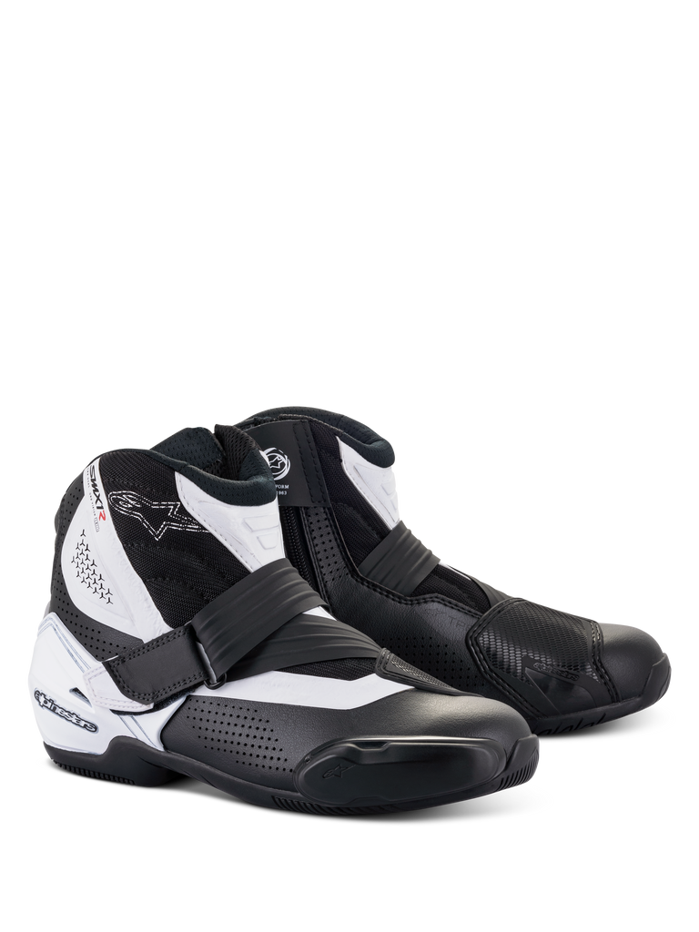 Alpinestars SMX-1 R V2 Vented Boots, stivali bassi da moto, nero e bianco, con tomaia in microfibra traforata per la ventilazione, contrafforte del tallone e protezione del cambio in TPU, cerniera laterale con chiusura a strappo, progettati per la guida sportiva e su strada ad alte prestazioni