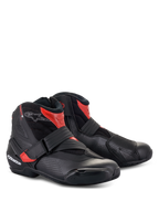 Alpinestars SMX-1 R V2 Vented Boots, stivali bassi da moto, nero e rosso, caratterizzati da microfibra perforata per la ventilazione, protezioni in TPU e chiusura a cinturino per guida sportiva su strada.