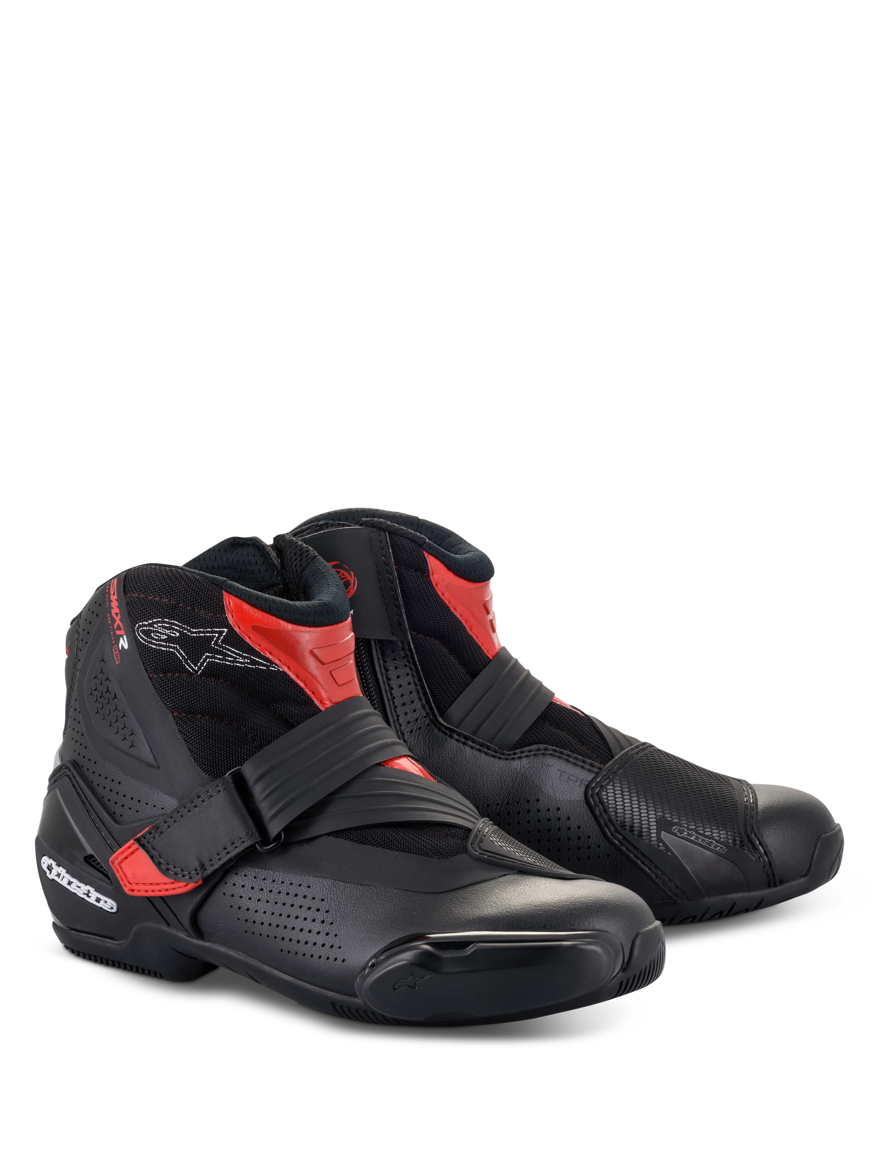 Alpinestars SMX-1 R V2 Vented Boots, stivali bassi da moto, nero e rosso, caratterizzati da microfibra perforata per la ventilazione, protezioni in TPU e chiusura a cinturino per guida sportiva su strada.