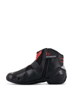 Stivali Alpinestars SMX-1 R V2 Vented, nero e rosso, scarpa da moto dal taglio basso, profilo laterale che mostra la chiusura a cerniera mediale, tomaia in microfibra traforata per la ventilazione, accenti rossi sulla caviglia e sulla linguetta, calzatura tecnica per la guida su strada.