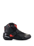 Stivali Alpinestars SMX-1 R V2 Vented, scarpa da moto a taglio basso, nero con accenti rossi e loghi bianchi, tomaia in microfibra traforata per la ventilazione, protezione del tallone e laterale in TPU, design sportivo per prestazioni su strada.