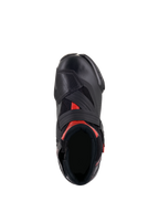 Stivali Alpinestars SMX-1 R V2 Vented, nero e rosso, vista dall'alto che mostra l'apertura del piede e la costruzione della tomaia, con microfibra perforata, accenti rossi e un ampio cinturino in Velcro sul collo del piede.