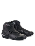 Stivali Alpinestars SMX-1 R V2, stivali da moto bassi neri con loghi bianchi e dettagli rossi, chiusura con cinturino in velcro e zip laterale, protezione in TPU rinforzata, design aerodinamico per guida sportiva e su strada