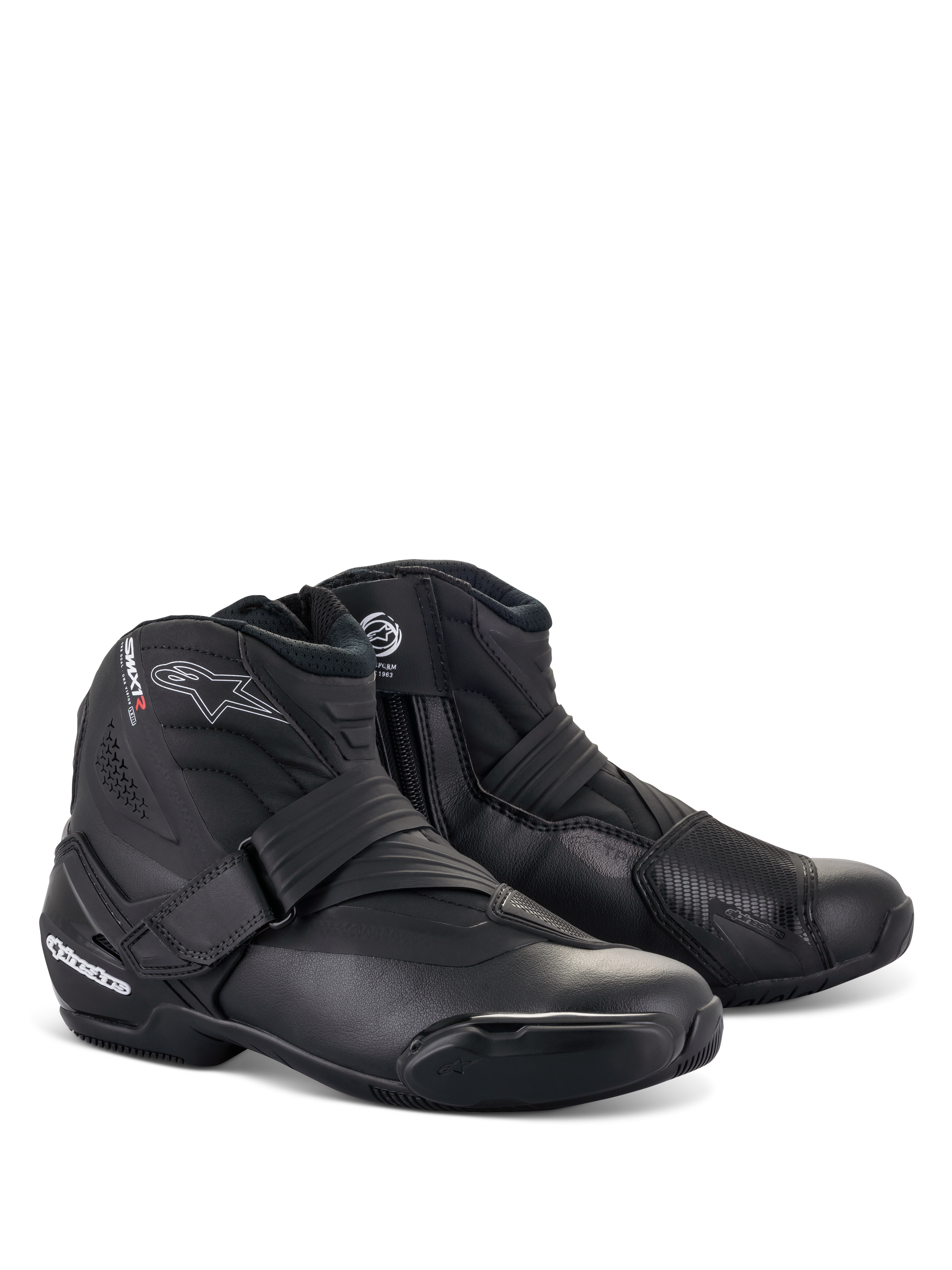 Stivali Alpinestars SMX-1 R V2, stivali da moto bassi neri con loghi bianchi e dettagli rossi, chiusura con cinturino in velcro e zip laterale, protezione in TPU rinforzata, design aerodinamico per guida sportiva e su strada