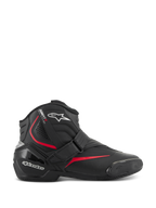 Stivali Alpinestars SMX-1 R V2, stivali da moto bassi ad alte prestazioni, neri con dettagli rossi e bianchi, dotati di chiusura sicura con cinturino in Velcro, protezione della caviglia e tallone rinforzato in TPU, zone di flessione a fisarmonica e suola in gomma testurizzata per la guida sportiva su strada.