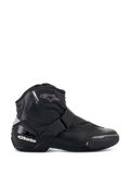 Stivali Alpinestars Stella SMX-1 R V2, scarpa da moto bassa da donna, nero, vista laterale con costruzione in microfibra, chiusura con cinturino regolabile, tallone rinforzato in TPU con logo bianco, dettaglio logo a stella e suola in gomma resistente.