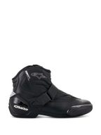 Stivali Alpinestars Stella SMX-1 R V2, scarpa da moto bassa da donna, nero, vista laterale con costruzione in microfibra, chiusura con cinturino regolabile, tallone rinforzato in TPU con logo bianco, dettaglio logo a stella e suola in gomma resistente.