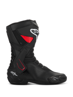 Alpinestars SMX-6 V3 Drystar, stivali da moto sportivi, nero con accenti rossi e bianchi, vista di profilo, costruzione in microfibra impermeabile, tutore laterale della caviglia in TPU con dettagli rossi, loghi bianchi su stinco e tallone, slider integrato e zone di flessione in mesh