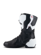 Stivali Alpinestars Stella SMX-6 V3 Drystar®, stivali da moto performanti da donna, bianco e nero, vista laterale mediale con logo Drystar in rilievo, protezioni in TPU bianco su tibia e tallone e tomaia in microfibra nera per prestazioni su pista e strada.