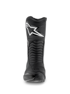 Stivali Alpinestars SMX S Waterproof, stivali da moto, nero, vista frontale con logo Astar bianco sulla placca tibiale, pannelli flessibili a fisarmonica e struttura in microfibra resistente per lo sport-touring