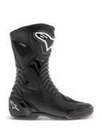 Alpinestars SMX S Waterproof Boots, stivali da moto neri, vista laterale con loghi bianchi su stinco e tallone, pannelli flessibili a fisarmonica testurizzati, costruzione in microfibra resistente e marchio waterproof, calzatura sport-touring dal design aerodinamico