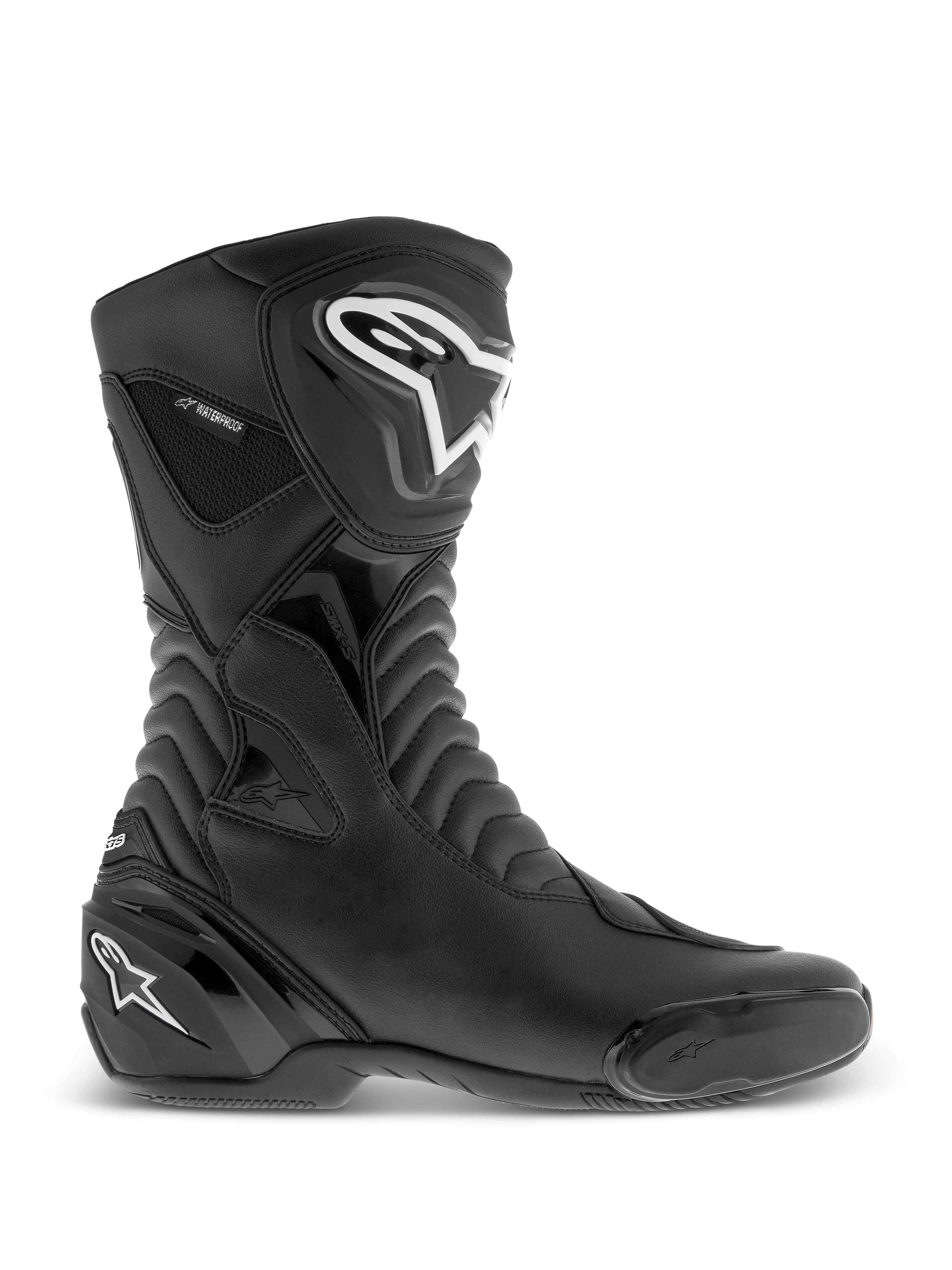 Alpinestars SMX S Waterproof Boots, stivali da moto neri, vista laterale con loghi bianchi su stinco e tallone, pannelli flessibili a fisarmonica testurizzati, costruzione in microfibra resistente e marchio waterproof, calzatura sport-touring dal design aerodinamico