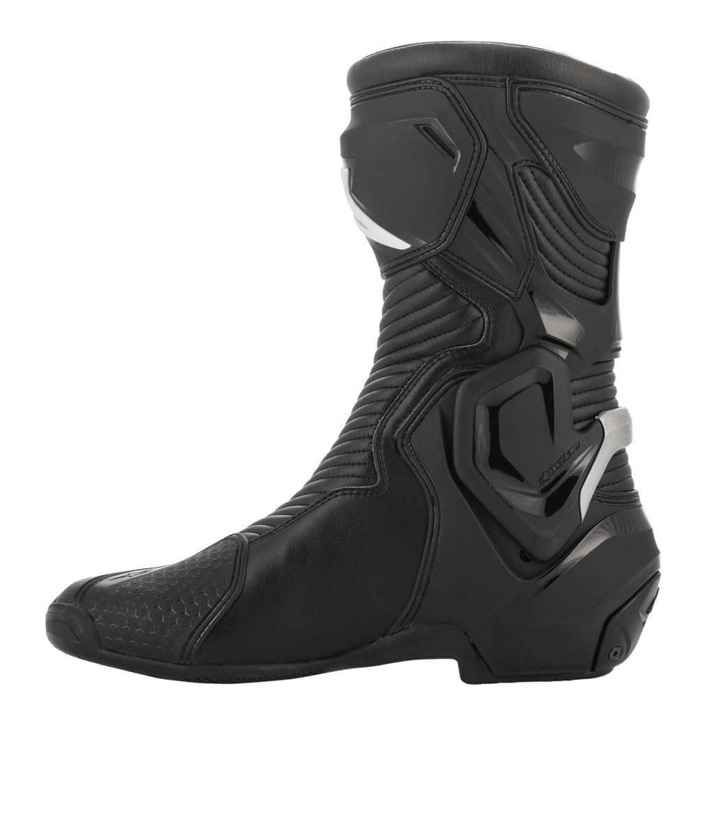 Alpinestars SMX Plus V2 GORE-TEX Boot, stivale da moto performance, nero e argento, vista laterale con costruzione in microfibra avanzata, sistema per la caviglia Multi-Link Control e pannelli a fisarmonica flessibili per piloti sportivi e touring.