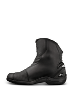 Stivali Alpinestars New Land GORE-TEX, stivali da moto road-touring, nero, design in pelle pieno fiore a media altezza con zone di flessione a soffietto, paracolpi rinforzato e robusta suola in gomma.