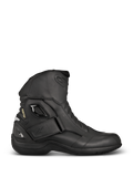 Alpinestars New Land GORE-TEX Boots, stivali da moto touring neri, profilo laterale in pelle pieno fiore, cinturino in velcro sulla caviglia, marchio GORE-TEX e tallone rinforzato per una protezione impermeabile.