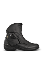 Alpinestars New Land GORE-TEX Boots, stivali da moto touring neri, profilo laterale in pelle pieno fiore, cinturino in velcro sulla caviglia, marchio GORE-TEX e tallone rinforzato per una protezione impermeabile.