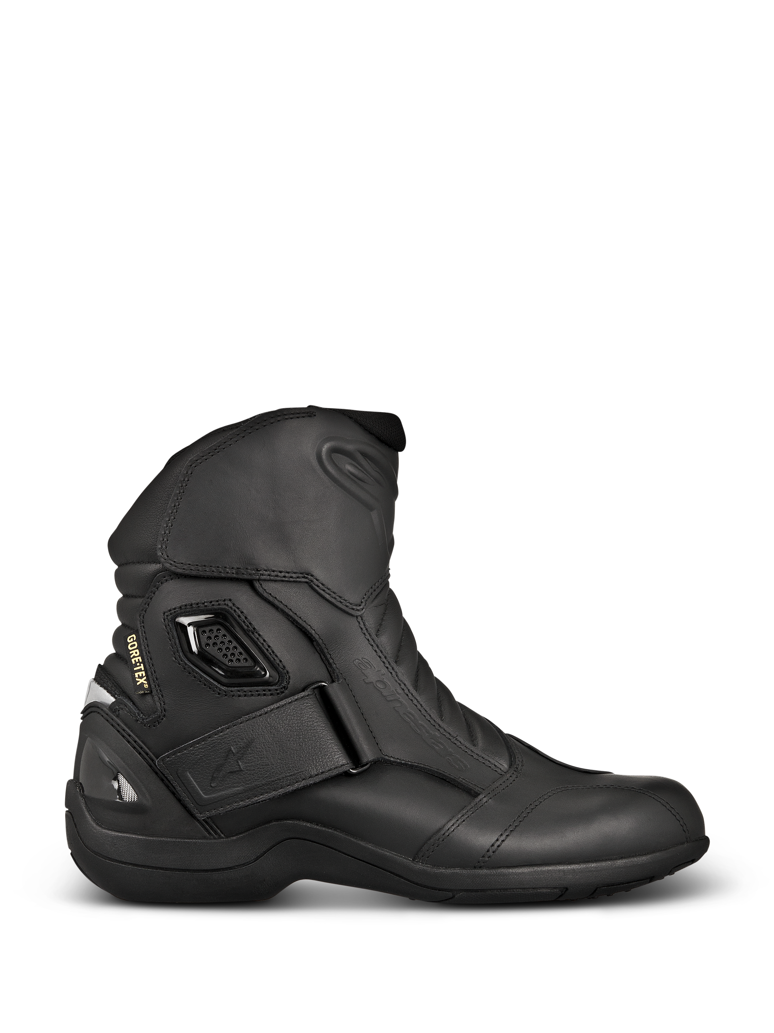 Alpinestars New Land GORE-TEX Boots, stivali da moto touring neri, profilo laterale in pelle pieno fiore, cinturino in velcro sulla caviglia, marchio GORE-TEX e tallone rinforzato per una protezione impermeabile.