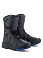Stivali Alpinestars RT-8 GORE-TEX, stivali da moto touring, nero e blu, con tomaia tecnica in microfibra e tessuto sintetico, suola carrarmato blu per trazione, costruzione impermeabile in GORE-TEX e zone protettive su stinco e tallone.