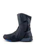 Alpinestars RT-8 GORE-TEX Boots, stivali da moto touring, nero e blu, vista di profilo laterale che mostra una tomaia in microfibra con pannelli traforati, zone di protezione integrate e una suola robusta con accenti blu