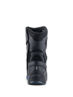 Alpinestars RT-8 GORE-TEX Boots, stivali da moto touring, nero e blu, vista posteriore che evidenzia il contrafforte del tallone rinforzato, i pannelli sintetici testurizzati e il discreto marchio Alpinestars.