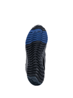 Stivali Alpinestars RT-8 GORE-TEX, vista della suola in gomma nera e blu con design del battistrada a tasselli e marchio TPF, progettati per trazione e comfort di camminata su terreni adventure touring.