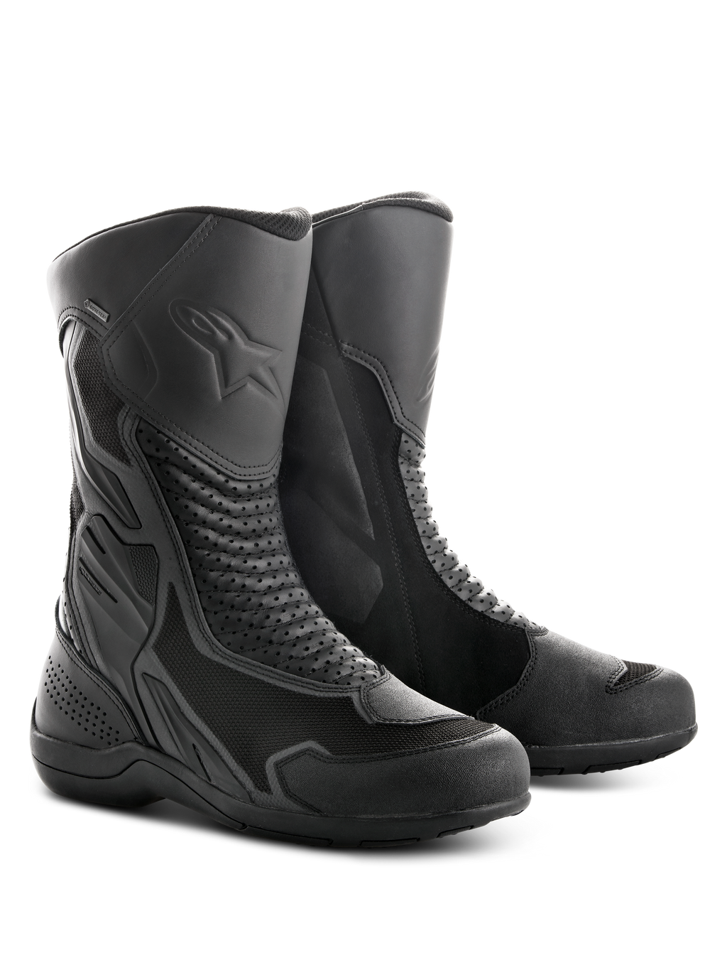 Stivali Alpinestars Air Plus V2 GORE-TEX, stivali da moto touring, nero, caratterizzati da una combinazione di mesh ventilato e pelle, pannelli a soffietto traforati per la flessibilità, logo a stella in rilievo sulla tibia e suola in gomma resistente progettata per la guida in tutte le condizioni atmosferiche.