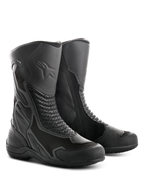 Stivali Alpinestars Air Plus V2 GORE-TEX, stivali da moto touring, nero, caratterizzati da una combinazione di mesh ventilato e pelle, pannelli a soffietto traforati per la flessibilità, logo a stella in rilievo sulla tibia e suola in gomma resistente progettata per la guida in tutte le condizioni atmosferiche.