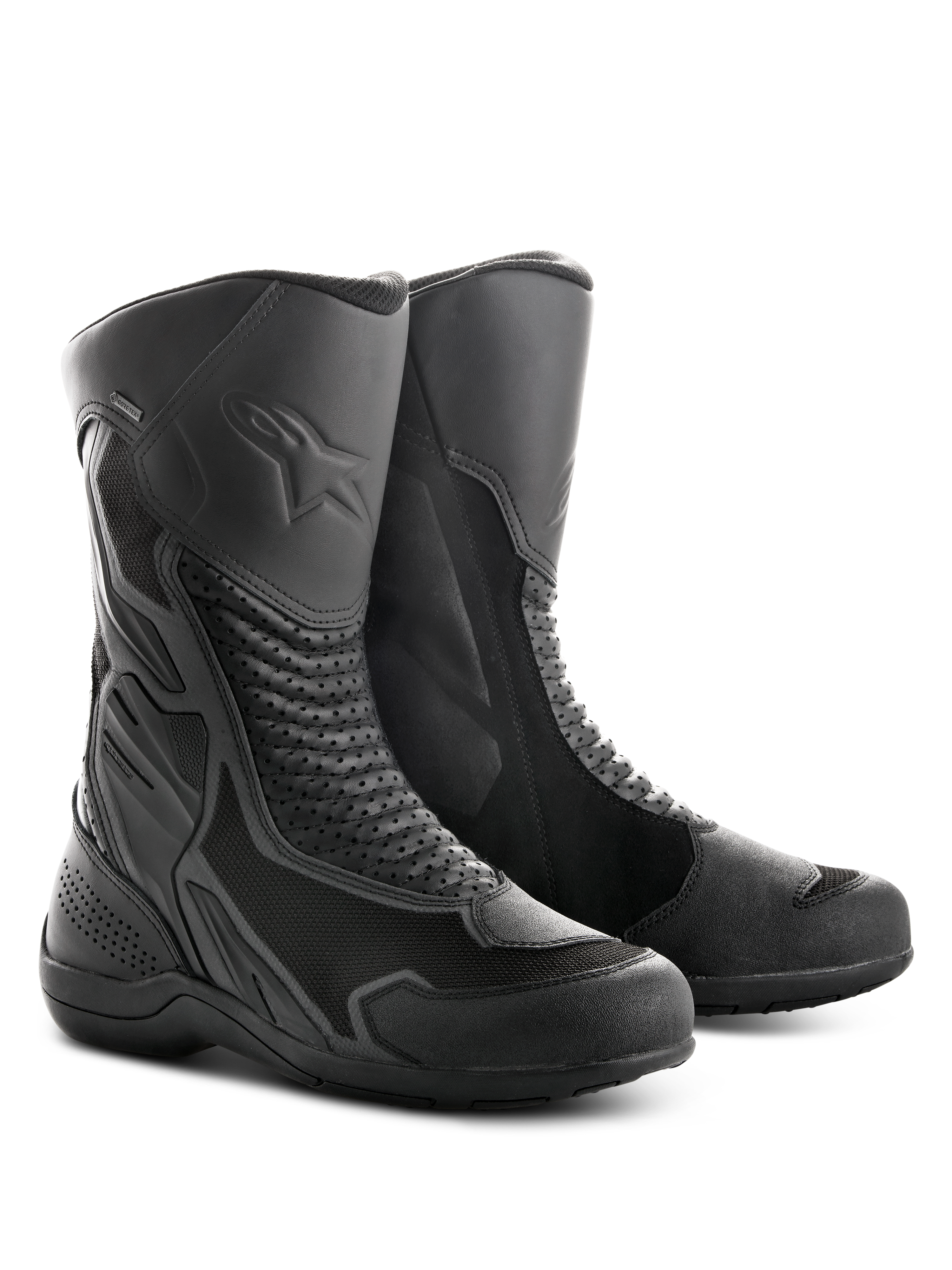 Stivali Alpinestars Air Plus V2 GORE-TEX, stivali da moto touring, nero, caratterizzati da una combinazione di mesh ventilato e pelle, pannelli a soffietto traforati per la flessibilità, logo a stella in rilievo sulla tibia e suola in gomma resistente progettata per la guida in tutte le condizioni atmosferiche.